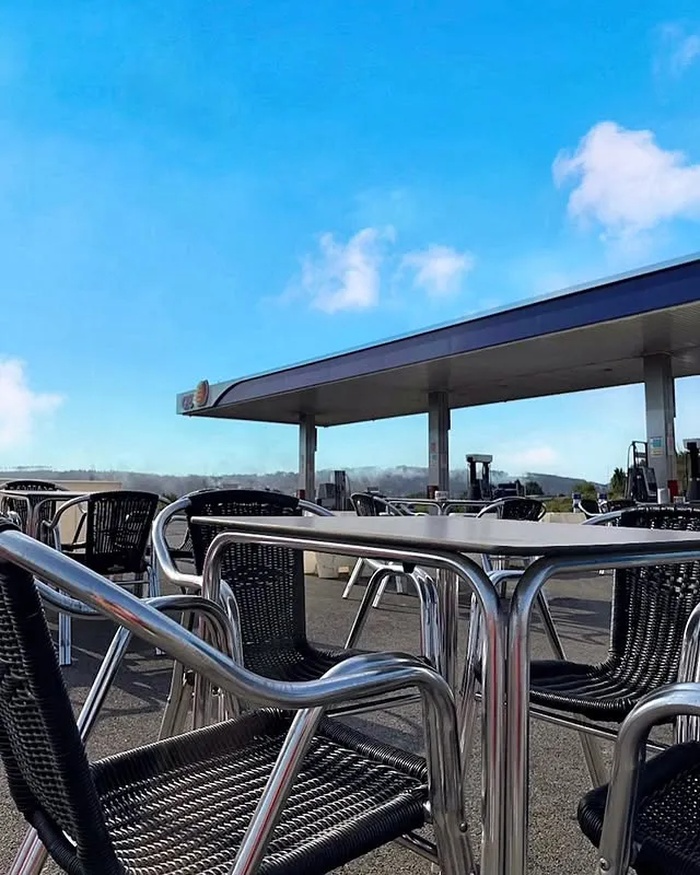 Cafetería Q8 Lloreda - terraza exterior de la cafetería junto a la gasolinera