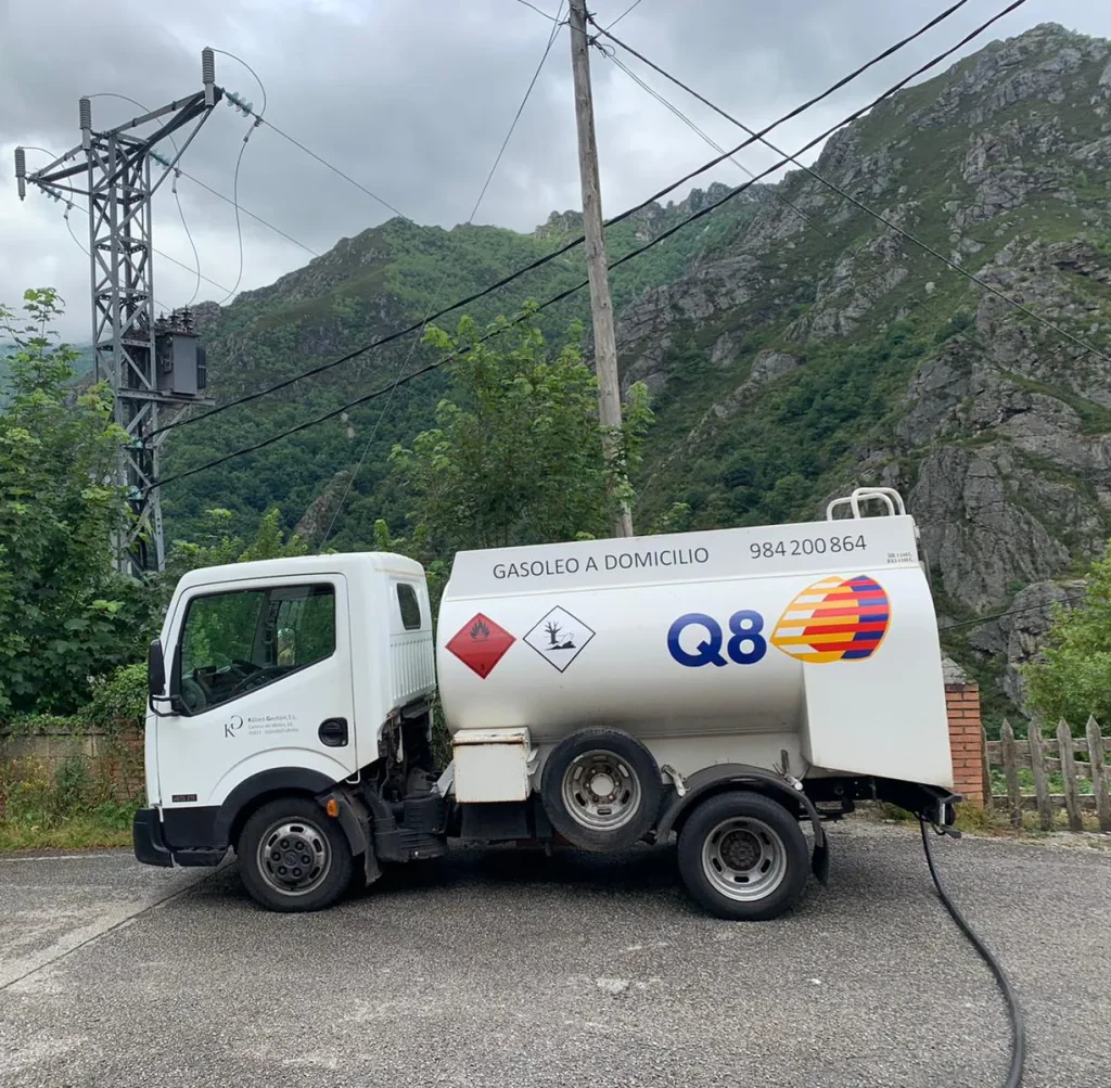 La Reguera - camión de reparto de gasóleo a domicilio en Gijón